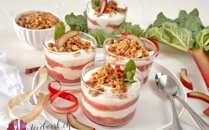 Feines Rhabarber Schichtdessert mit Joghurt
