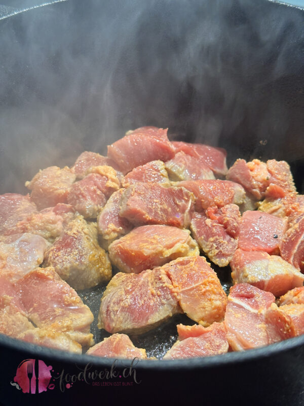 Fleisch für Rahmgulasch anbraten