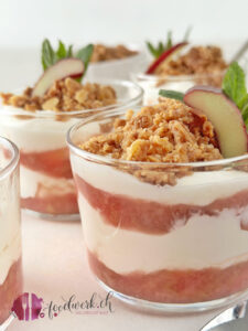 Schichtdessert mit Rhabarber nah
