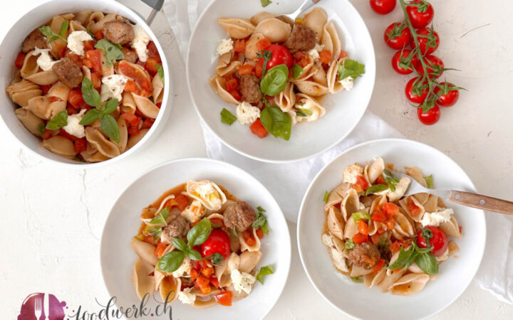 Pasta Caprese Art an gerichtet und in der Pfanne