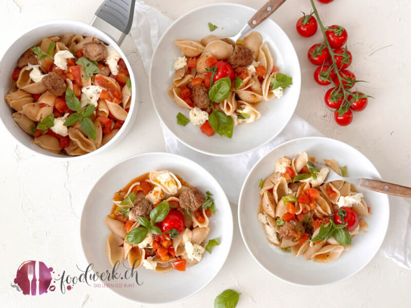 Pasta Caprese Art an gerichtet und in der Pfanne
