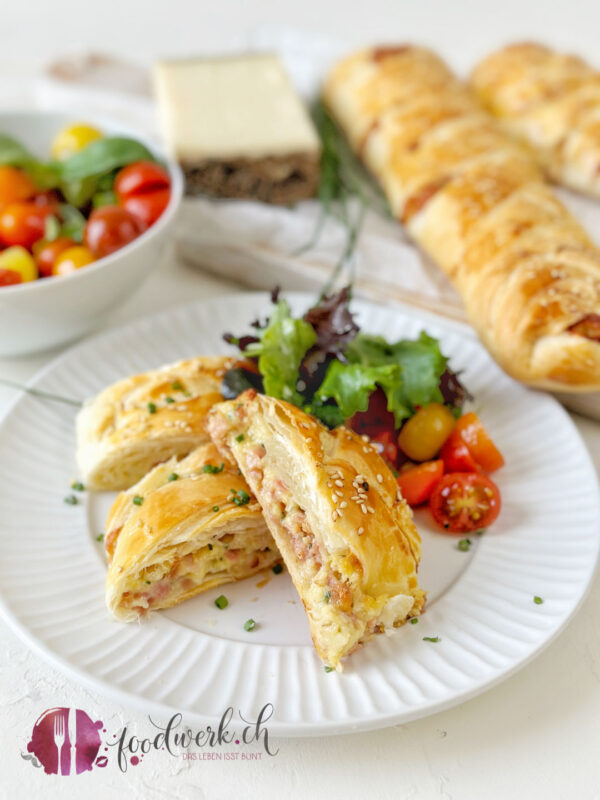 Gruyère AOP Strudel mit buntem Salat