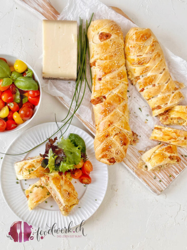 gruyere aop strudel aufgeschnitten mit buntem salat