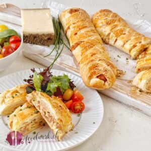 gebackener Gruyère AOP Strudel mit Schinken und Salat