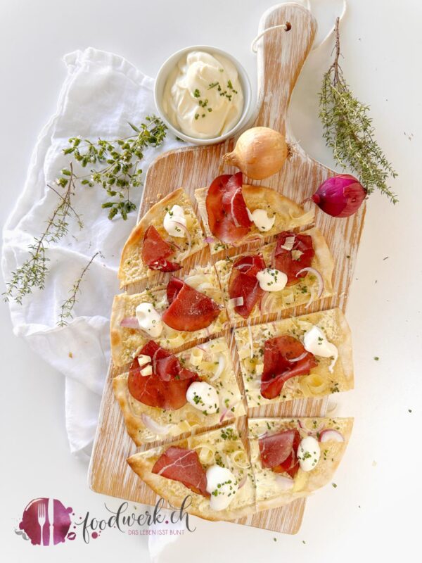 Knuspriger Flammkuchen mit Mostbröckli IGP geschnitten