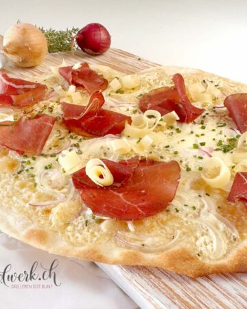 Knuspriger Flammkuchen mit Mostbröckli IGP