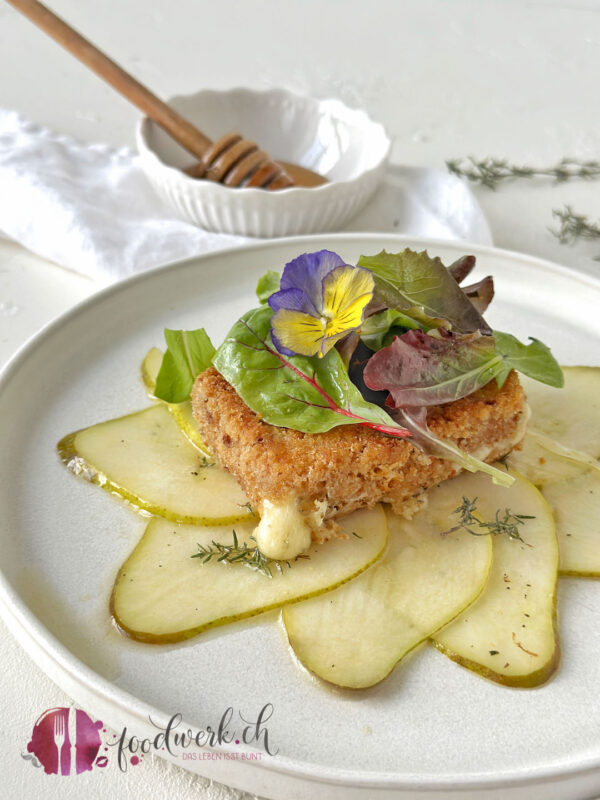 Birnen Carpaccio mit knusprigem Käseplätzli