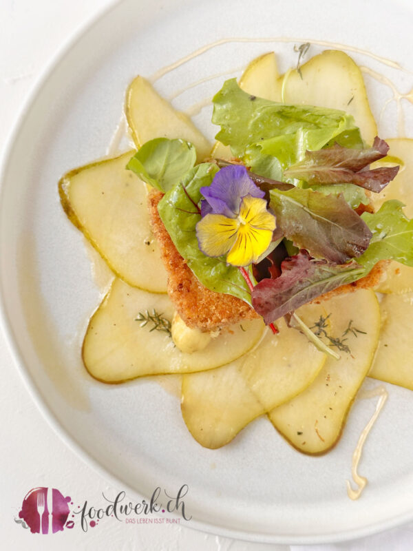 Festlich: knusper Käseplätzli auf Birnen Carpaccio