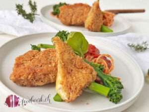 Knusprige Käseplätzli mit Tomatenspaghetti