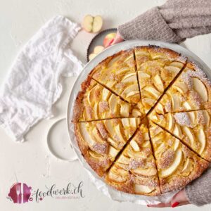 Pfeffenbacher Apfelkuchen ganz auf Platte