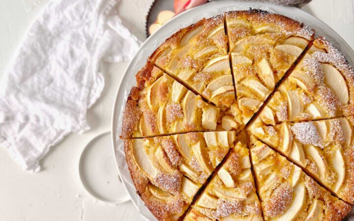 Pfeffenbacher Apfelkuchen ganz auf Platte