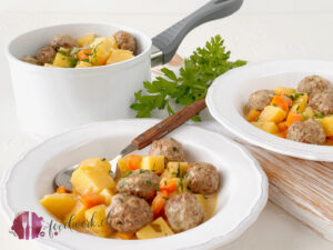 Wickingertopf in Pfanne und weissen Tellern