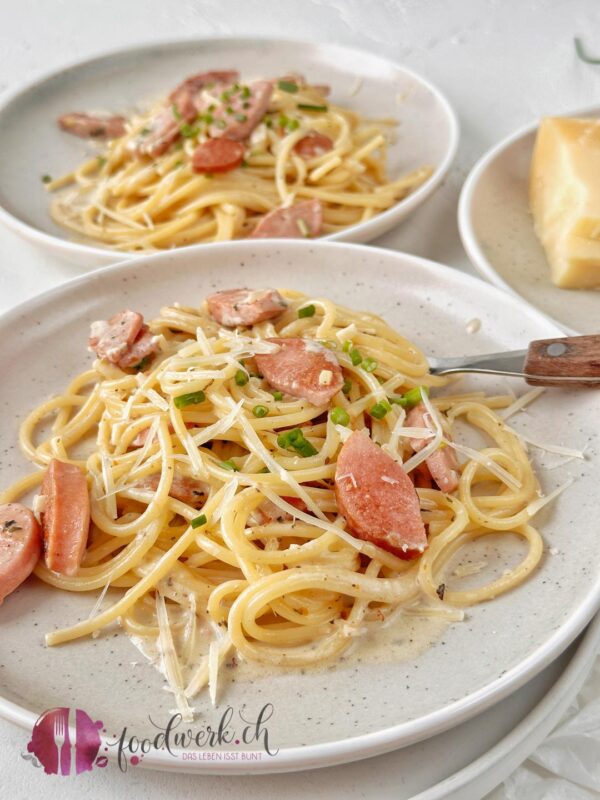 Alltagsspaghetti mit Cervelat und heller Sauce